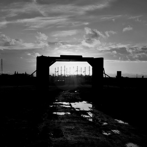 Porte dans un champ au coucher du soleil en noir et blanc - Belgique  - collection de photos clin d'oeil, catégorie paysages